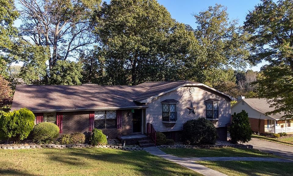 1st image of 1685 Canterbury Dr