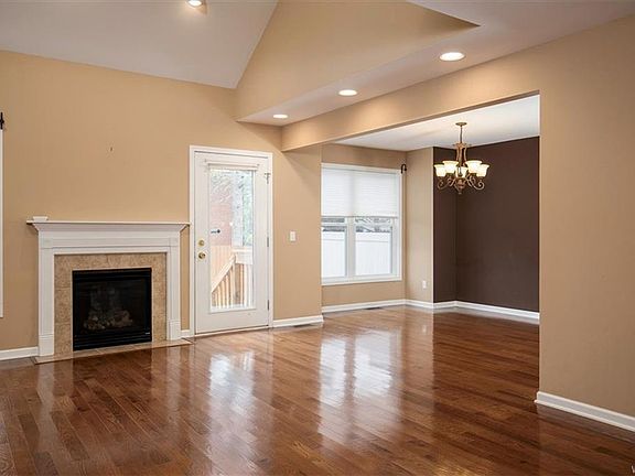3rd image of 925 Maryvale Dr