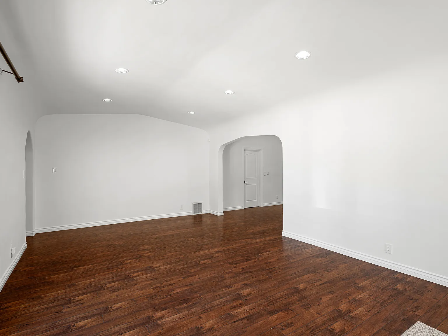 3 bed, 2318 sqft, $7,000 — Photo 4