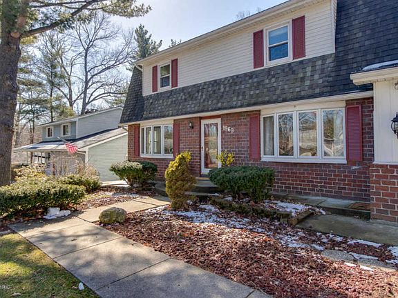 2nd image of 1969 Chateau Dr SW
