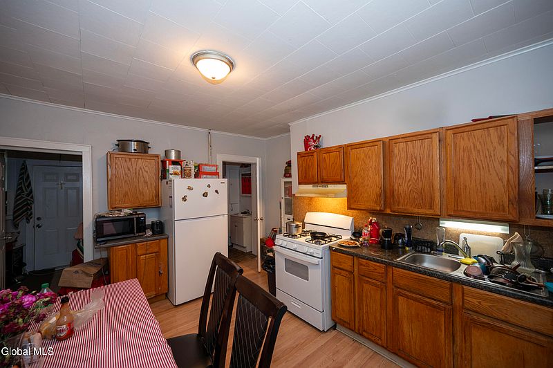 2nd image of 596 Livingston Avenue