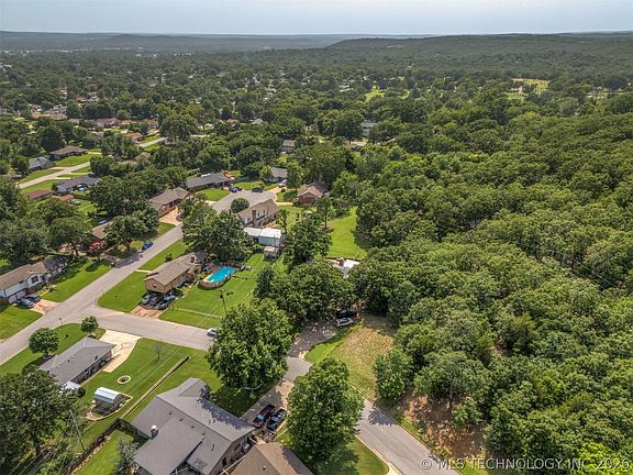 4th image of Pin Oak Dr