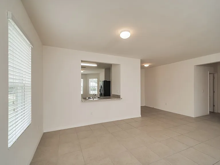 713 SW 4th Ter — Photo 5
