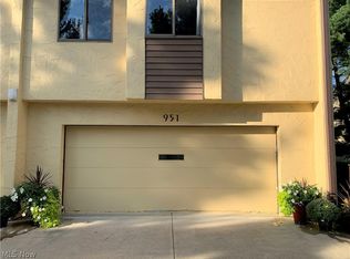 951 Hampton Ridge Dr, Akron, OH 44313