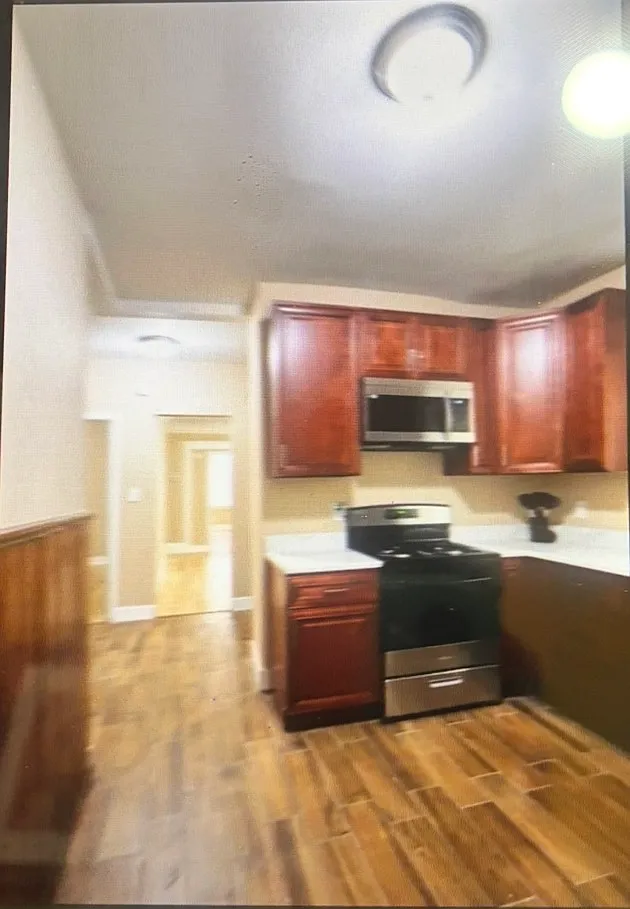 3 bed, 1000 sqft, $2,200 — Photo 2