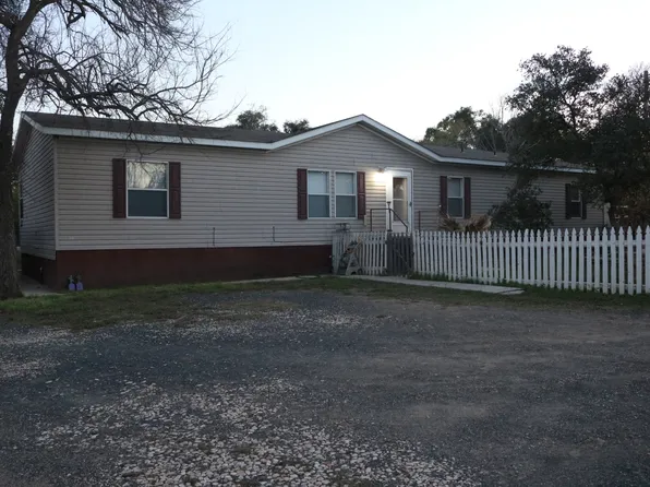 122 N Homestead Rd, Uvalde, TX 78801