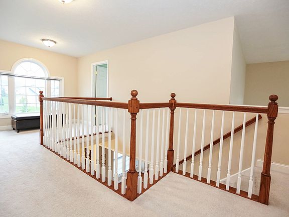 5th image of 10 Corby Ct