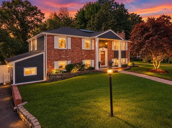 21 Puddingstone Ln, Bellingham, MA 02019