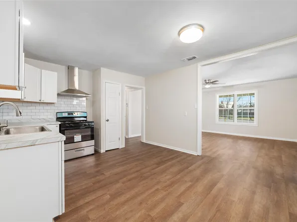 911 S Commercial Ave, Coleman, TX 76834