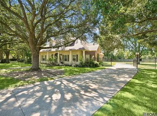 1201 Mills Pointe Dr, Zachary, LA 70791