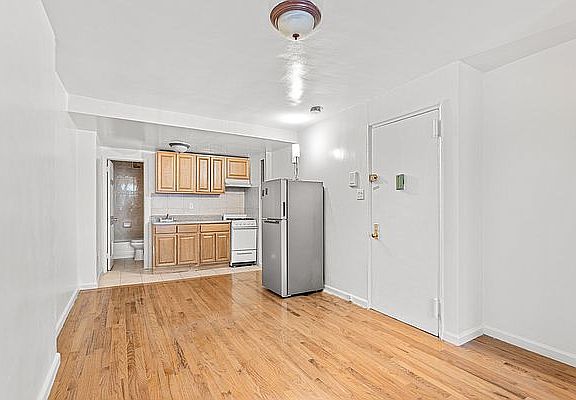 3rd image of 142 W 130th St #21