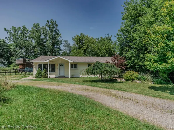 2785 Engleman Dr, Highland, MI 48356
