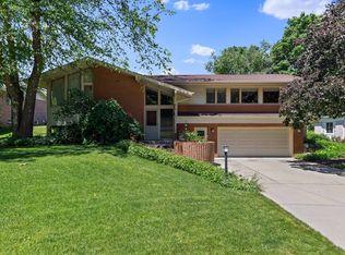 818 Roxbury Rd, Rockford, IL 61107