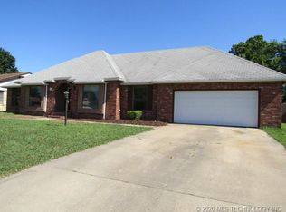 1305 SE 17th St, Pryor, OK 74361