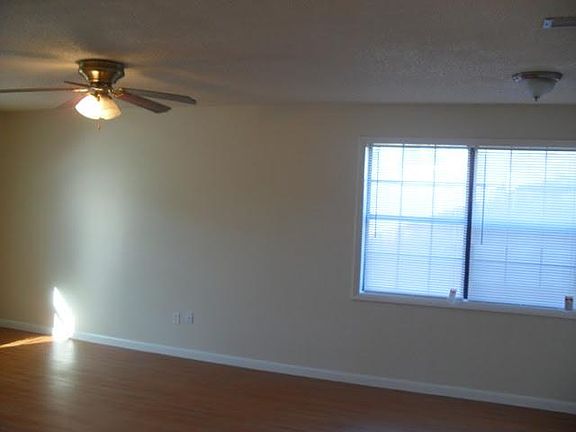 4th image of 2614 Wedgewood Dr