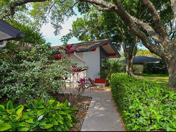 home entrance (landscaping included)