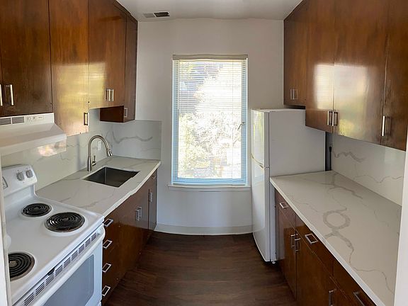 3rd image of 801 Corbett Ave #2