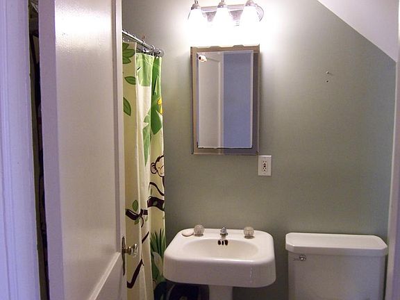 Front bathroom w/ tub/shower