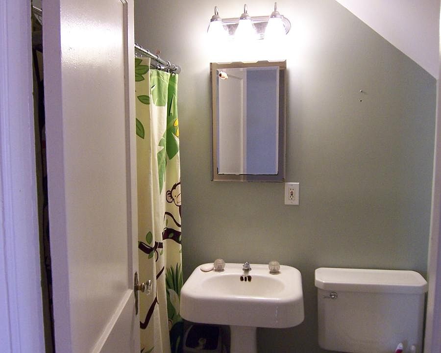 Front bathroom w/ tub/shower