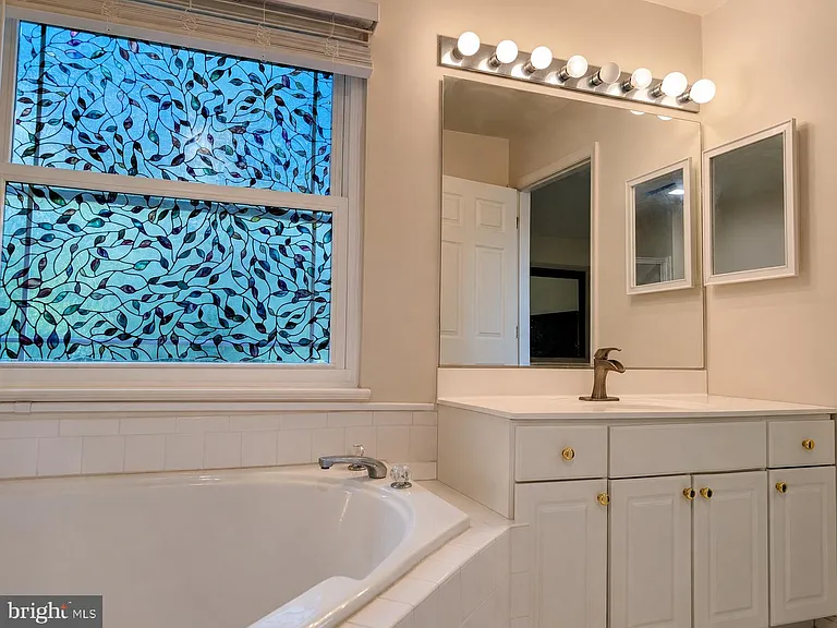72 Harvard Cir — Photo 17