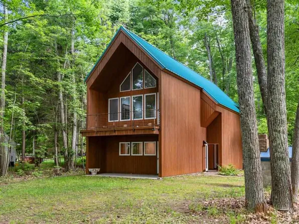 8063 S Lake Shore Dr, Harbor Springs, MI 49740