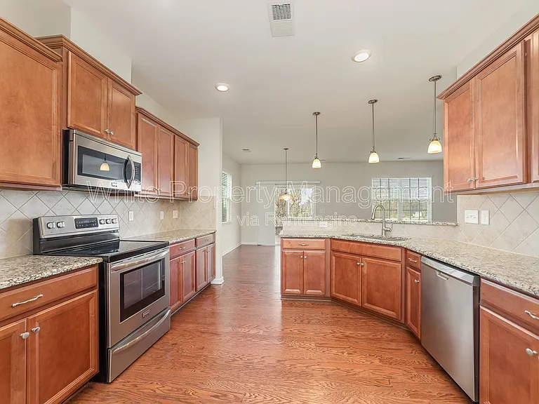 7922 Kelburn Ln — Photo 16