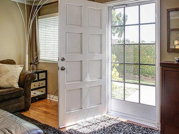 4th image of 1049 E Huntington Dr Unit B