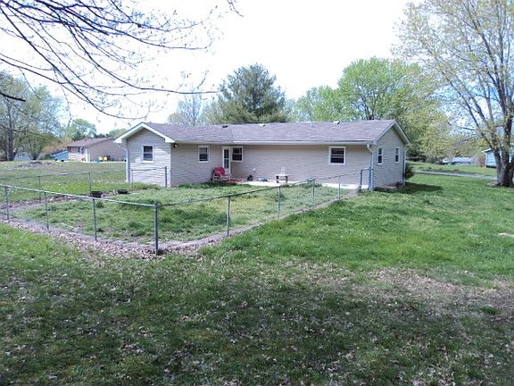 4th image of 2100 E Nixon Dr