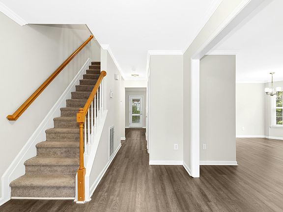 4th image of 103 Fresno Pl