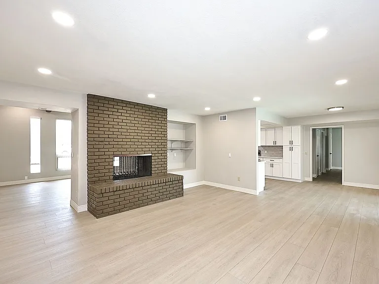 2131 E Geneva Dr — Photo 12