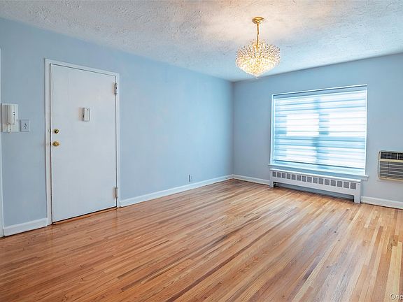 4th image of 221 Middle Neck Road #G5
