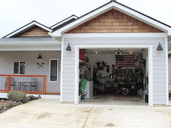 4th image of 705 Vine Maple Ln