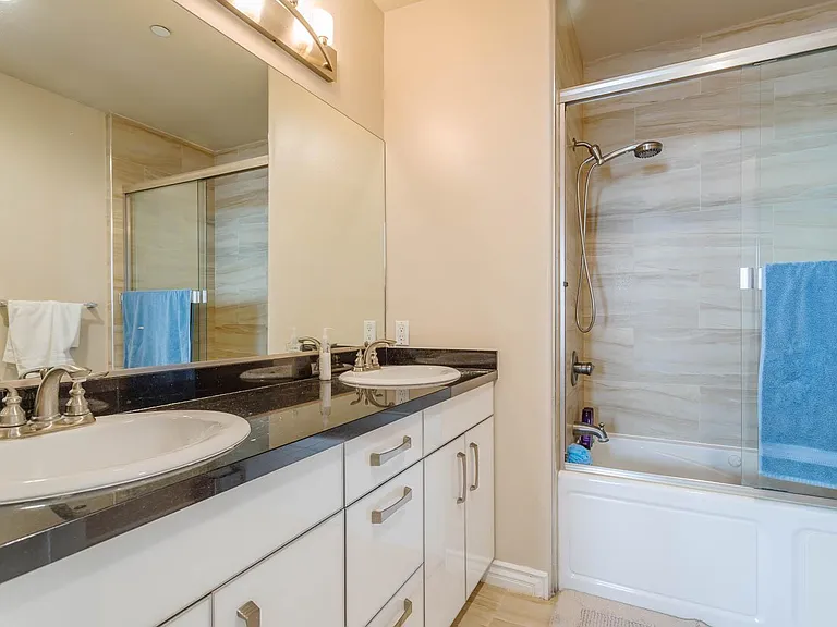 441 N Los Robles Ave — Photo 16
