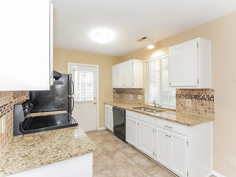 8307 Houndstooth Dr — Photo 6