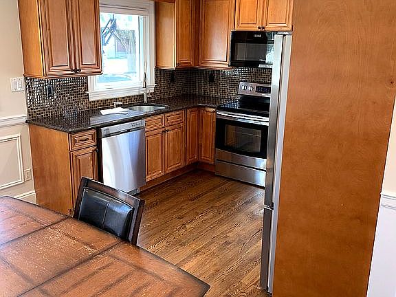5th image of 84 Kathleen Dr N