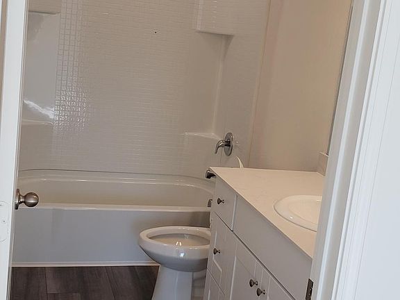 5th image of 746 Yorkshire Dr