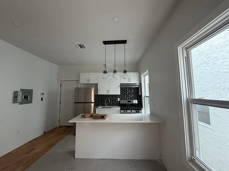 183 Woodside Ave #3F — Photo 3