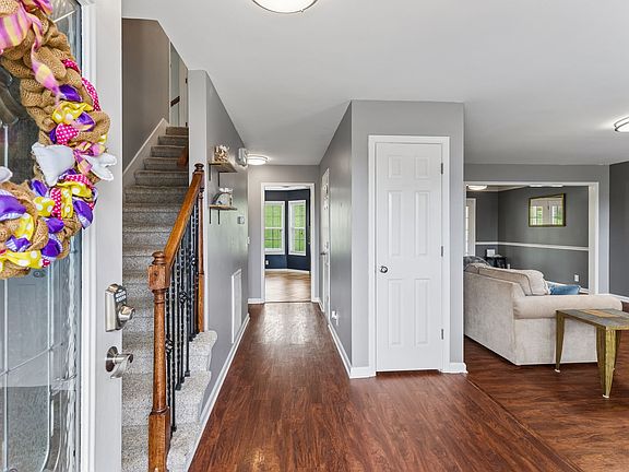 3rd image of 107 Camden Ct N