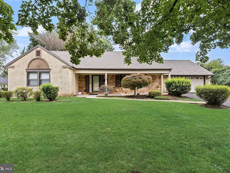 10 Traynor Ln — Photo 1