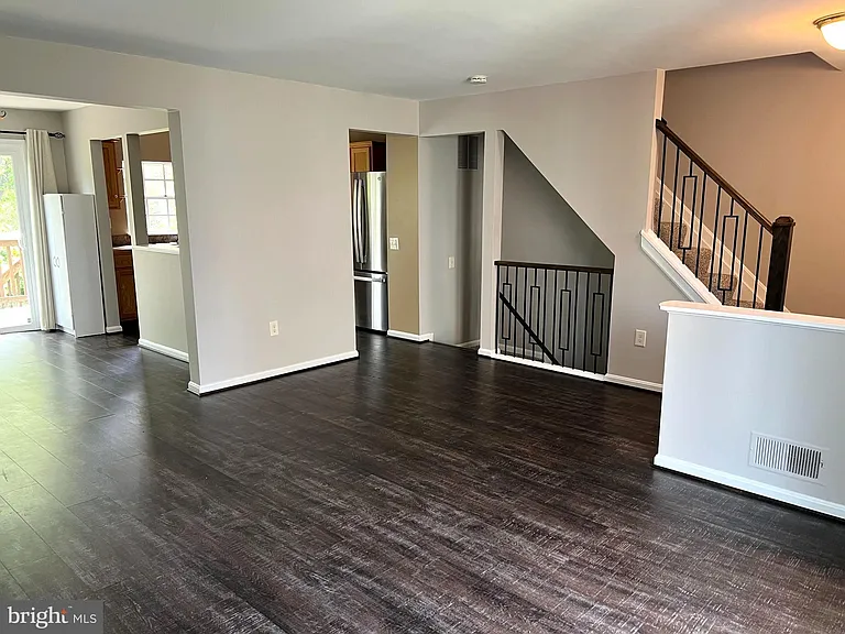 1679 Colonial Way — Photo 3
