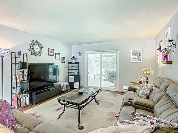 3rd image of 837 Lindenwood Cir W