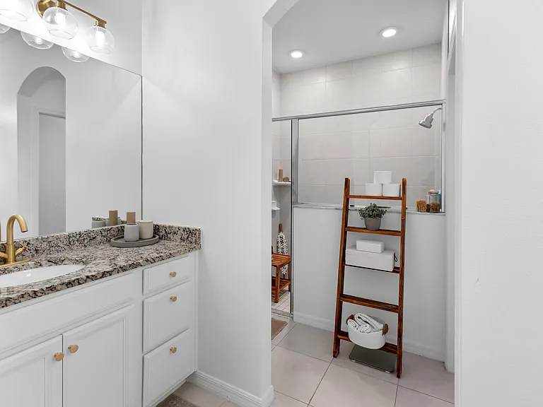 5648 NW Lorna Ct — Photo 32