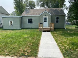 902 9th St NE, Devils Lake, ND 58301