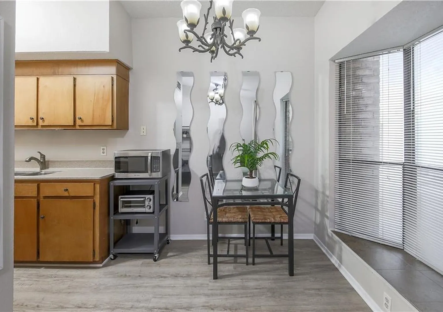 Furnished 1x1 North Campus Apartment on Guad — Photo 2