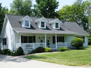 126 Greenbriar Dr, Mount Carmel, IL 62863