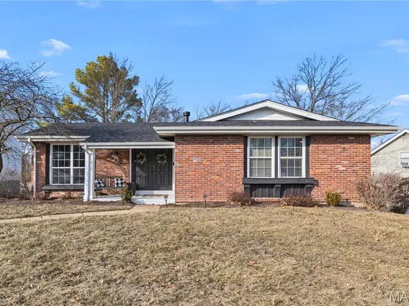 717 Woodrun Dr, Ballwin, MO 63021