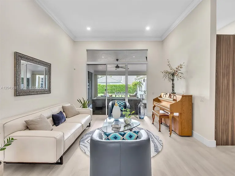 639 Verona Pl — Photo 12