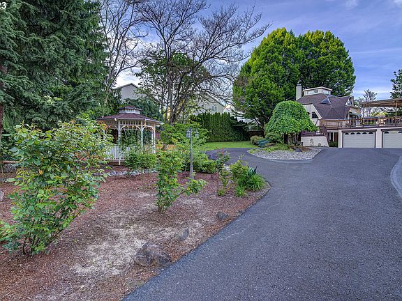 2nd image of 2320 NE 94th St