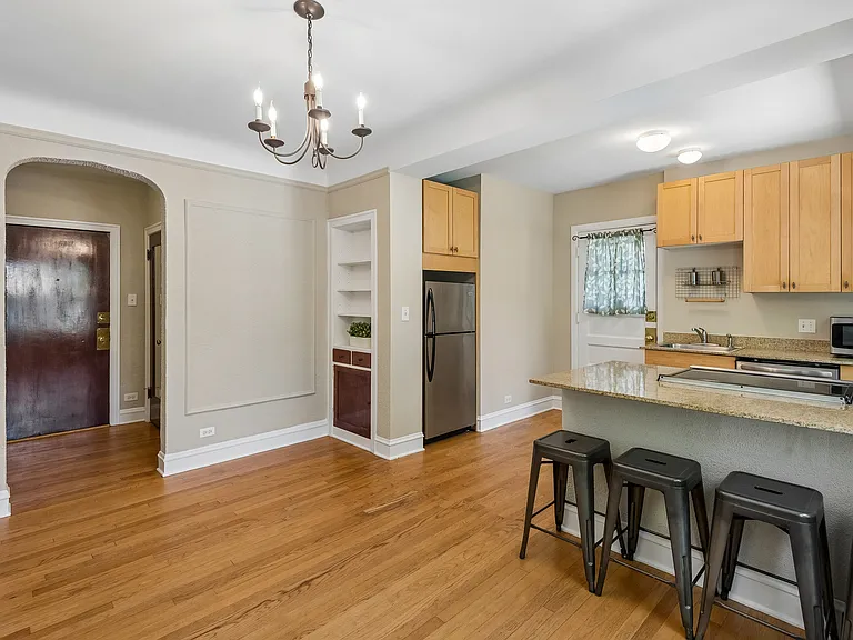 2018 W Greenleaf Ave #1F — Photo 5