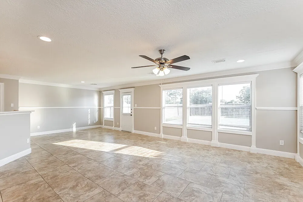 3 bed, 2.5 bath, 2360 sqft, $2,320 — Photo 4